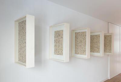 Patrick Keulemans, The copy paste society, 2015, 79 x 53,5 x 12,5 cm (5 x), perkament, leder, glas, acrylverf, witte acrylinkt en populierenmultiplex