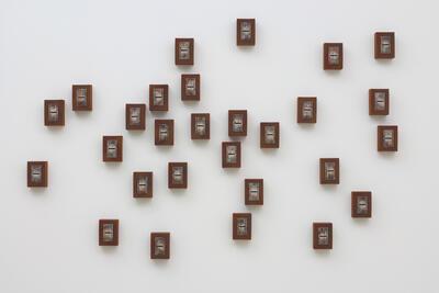 Patrick Keulemans, The postman, 2017, 10,5 x 7,5 x 5,2 cm (120 x), schuimrubber, kleurpigmenten, plastic en acrylverf