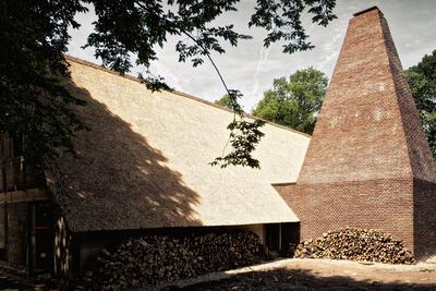 De achterzijde van De Superette met de grote schouw