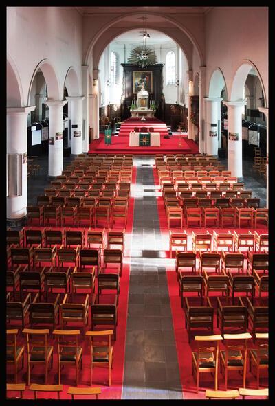Interieur met het hoofdaltaar van de Sint-Columbakerk
