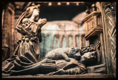 detail: Columba bidt om gespaard te blijven van verkrachting, een berin bijt in de keel van verleider Barusa