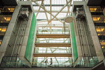 Joke Raes (in samenwerking met Tramaine de Senna), Atrium, 2017, textiel, 16 x 6 meter ZIEKENHUIS AZ ALMA, EEKLO