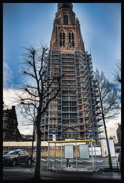 De Sint-Katharinakerk in Hoogstraten, omgord met steigers en steunen