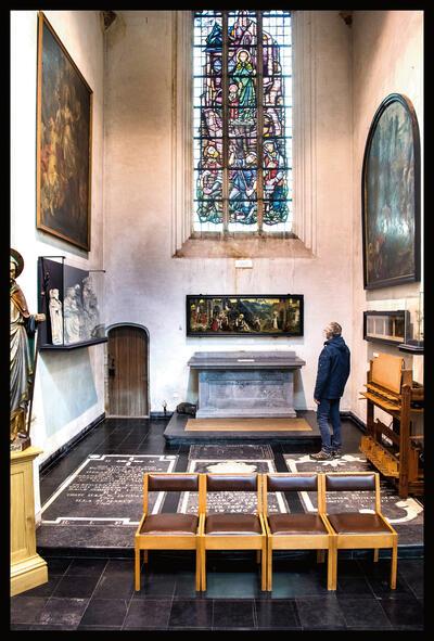 Zuidzijkapel met onder andere vier albasten beelden uit de 16de eeuw, vier schilderijtjes met de legende van het Heilig Bloed van Boxtel Hoogstraten (1652), het schilderij met de Zeven werken van Barmhartigheid (ca. 1675), een albasten beeld van de Heilige Andres (16de eeuw) en, onder het glasraam, het paneel met Het leven van Sint-Jozef