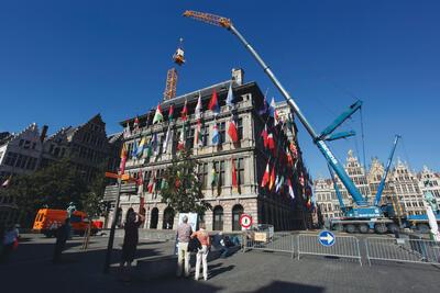 Zicht op de Gildekamersstraat en de kraan voor de renovatiewerken Foto: Stany Dederen
