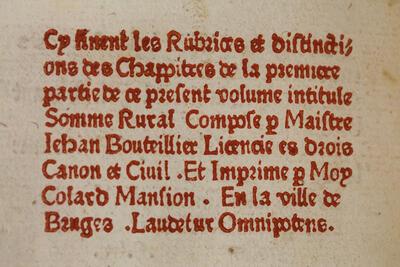Jean Boutillier, La somme rural, incunabel, Brugge, Colard Mansion, 1479 Deze grote folio is gezet en gedrukt in een gotische rotunda, Mansions tweede font, met ronde vormen en kapitalen in romein Brugge, Openbare Bibliotheek, 3879, f. 10r-11v