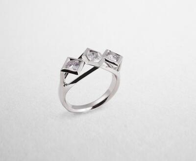 My Fair Diamond: Nedda El-Asmar, Pieter Bombeke, Rayjo, Tesouro en Luc Ceulemans, ring Couronne, 2017, goud en diamant DIVA, Antwerpen