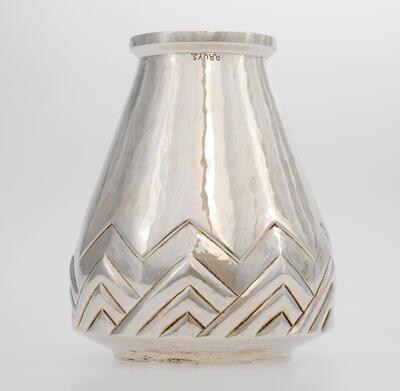 Raymond Ruys, vaas, 1930, Antwerpen, zilver Raymond Ruys behaalde de Grote Prijs met zijn ensemble van 48 gehamerde voorwerpen in zilver op de Wereldtentoonstelling van Antwerpen in 1930 DIVA, Antwerpen - Foto: Hugo Maertens