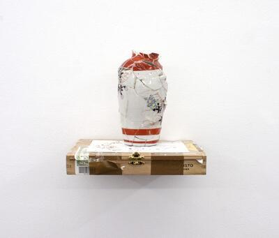 Lost & Found, Pere Llobera, Casper Westrick, 2017, Porcelain, glue and wooden box, 20x15x15cm, Oevre unique