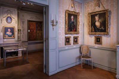 Zicht op salon en studio van Museum Mayer van den Bergh.