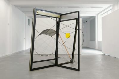 Johan Gelper, Objects in a sphenc theme. aluminium, verf. ijzer, koolstof, touw en hout,