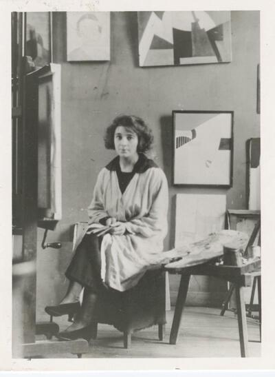 Marthe Donas in haar atelier, rue du Départ 26, Parijs, 