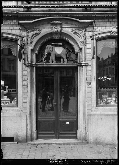 Paula Deetjen, De deur van het burgerhuis, De Olifant, Halle, zilvergelatine op glas, Brussel, KIK, 