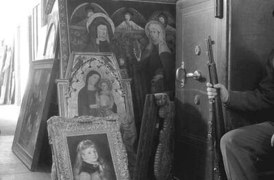 tweede wereldoorlog Binnenzicht in het hotel in Unterstein, waar de inbeslaggenomen kunst van Hermann Göring werd gestockeerd. Göring vluchtte met een trein vol kunst naar Berchtesgaden. Hier werd ook veel kunst uit België aangetroffen. Foto uit: Collectie Algoet, 1945 Studie- en Documentatiecentrum Oorlog en Hedendaagse Maatschappij, Brussel