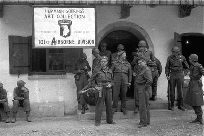 tweede wereldoorlog Een Belgische delegatie onder leiding van Leo Van Puyvelde komt de kunst uit België identificeren in Unterstein. Foto uit: Collectie Algoet, 1945 Studie- en Documentatiecentrum Oorlog en Hedendaagse Maatschappij, Brussel