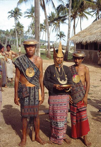 Europalia, Dorpelingen van het Molukse eiland Sermata die ‘heilige erfstukken’ (pusaka) tonen aan de buitenwereld