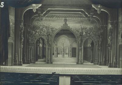 Palais gothique (1914): als theatraal staal van de neogotiek gaat dit décor riche terug op onder andere de gotische zaal van het Brusselse stadhuis