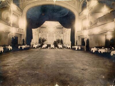 De balzaal van de Schouwburg in de jaren 30, met in de achtergrond het Grand décor intérieur uit 1914