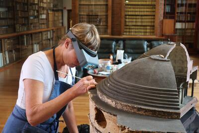 Restauratrice aan het werk tijdens de eerste fase van de restauratie Foto: GUM, Gents Universiteitsmuseum