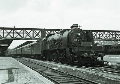 Trainworld, Stoomlocomotief type 10 Paciﬁc (1913) in station Namen, jaren 1950