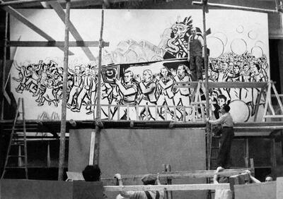 Frans Masereel werkend aan de wandtekening L’enterrement de la guerre in het Vredespaviljoen van de Wereldtentoonstelling van 1937 in Parijs