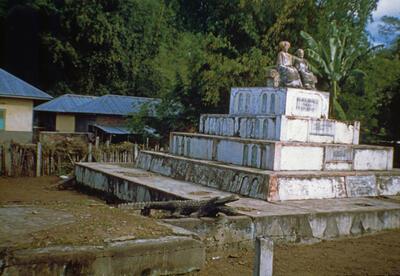 Europalia, Grafmonument van de Toba Batak, gebouwd in 1960, met beelden van mythische stamouders en van de krokodil die de stamvader ter zijde stond