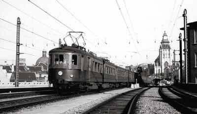 Train World, Elektrisch motorstel MR 35 op de Noord-Zuidverbinding ter hoogte van station Brussel-Kapellekerk, jaren 1950