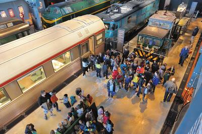 Train World, bezoekers bij het TEE-rijtuig, 25 september 2015