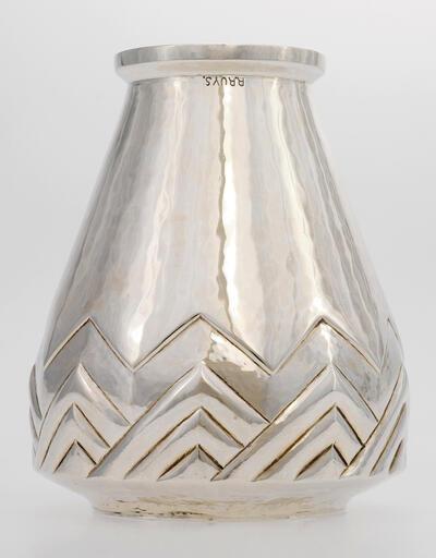 Raymond Ruys, vaas, 1930, Antwerpen, zilver Raymond Ruys behaalde de Grote Prijs met zijn ensemble van 48 gehamerde voorwerpen in zilver op de Wereldtentoonstelling van Antwerpen in 1930 DIVA, Antwerpen