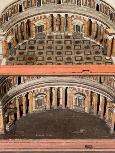 Eén van de binnenzijden van het kurkmodel van het Pantheon voor en na restauratie