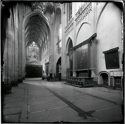 Het transept met de beide Rubensschilderijen, hier reeds met toegevoegde neogotische balustrades. De opstelling blijft echter zeer museaal. BRUSSEL KIK-IRPA, Onze-Lieve-Vrouwekathedraal,