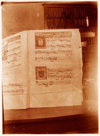 Foto van het Mechels Koorboek in een zaal van het  Stadsarchief (toen in het Schepenhuis), einde 19de eeuw, petrus alamire,
