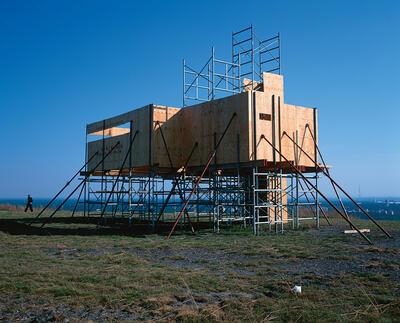 Virginie Bailly, Point de vue, installatie op de terril van Winterslag, Genk, steigers, en OSB-hout, 