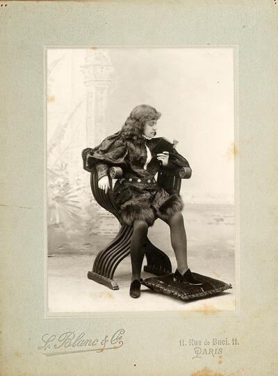 Anonieme foto: Markiezin Arconati Visconti in pagepakje, ca. 1880-1890, kasteel van gaasbeek