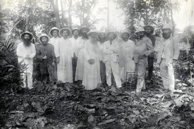 Reuzemaskers, Groepsfoto van de jezuïetenmissionarissen van Kisantu (Congo) rond 1903. Fotoarchieven KMMA Tervuren, Foto Zending Lauren, 1903-1904