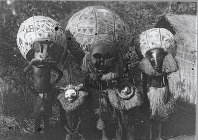 Verzameling grote Nkanu-maskers die gebruikt werden tijdens de besnijdenisrituelen FOTO VAN PATER A. PAUWELS (SJ) VÓÓR 1934 - COLLECTIE KMMA TERVUREN, reuzemaskers
