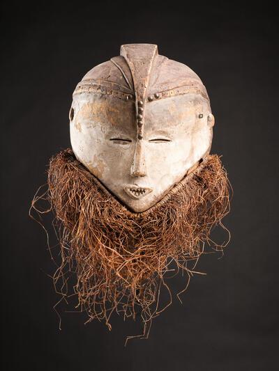Reuzemasker, Hemba-masker voor besnijdenisrituelen, hout, pigmenten, vezels en tapijtspijkers, 32 x 36 x 44 cm, verzameld door pater M. Plancquaert (SJ) Collectie KMMA Tervuren