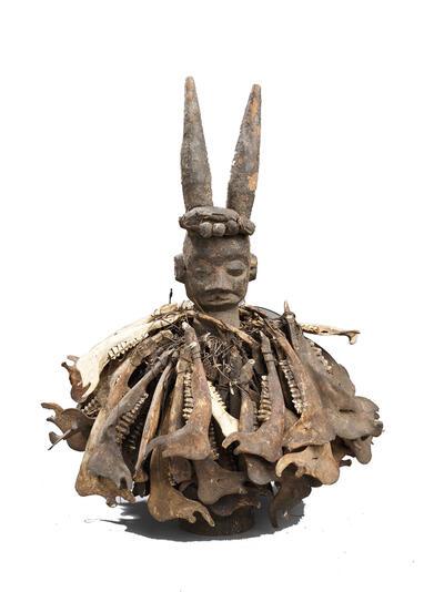 Khoonzu-mbuumba beeld dat gunstig is voor de jacht met de val,Yaka, hout en  antilopekaakbeenderen, 46 cm, Collectie KMMA Tervuren, reuzemaskers