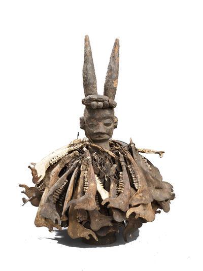 Khoonzu-mbuumba beeld dat gunstig is voor de jacht met de val,Yaka, hout en antilopekaakbeenderen, 46 cm, Collectie KMMA Tervuren, reuzemaskers