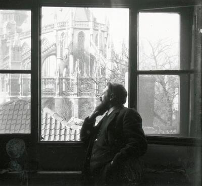 Architect Jules Bilmeyer uitkijkend over de tuin van de kathedraal en de gerestaureerde koorpartij, ca. 1900, Antwerpen, Architectuurarchief Provincie Antwerpen, Onze-Lieve-Vrouwekathedraal,