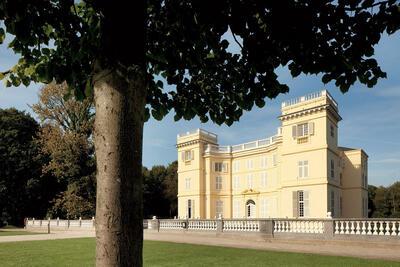 Het kasteel d'Ursel kreeg van Servandoni een make-over in neoklassieke stijl, met een monumentale voorgevel