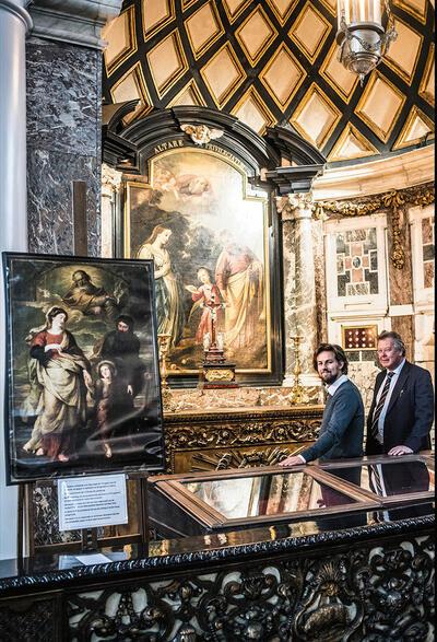 Pieter Paul Rubens,Tyr Baudouin en Marnix Van Herzeele, voorzitter van de kerkfabriek van de Sint-Carolus Borromeus, bij het Sint-Jozefsaltaar