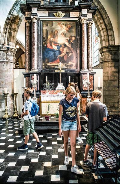 van Dyck, Het Sint-Hubertuskoor met het Altaar van Onze-Lieve-Vrouw met de Aanbidding der herders, uitgevoerd in 1629 door Hieronymus Duquesnoy in wit en zwart marmer