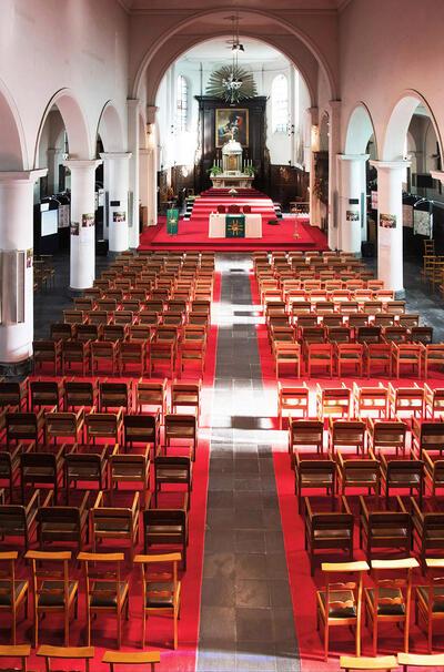 Retabel, Interieur met het hoofdaltaar van de Sint-Columbakerk