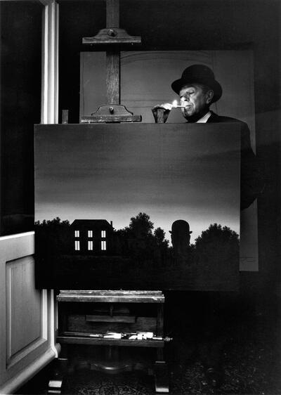 Foto gemaakt door Marcel Broodthaers van René Magritte in zijn huis, 1964