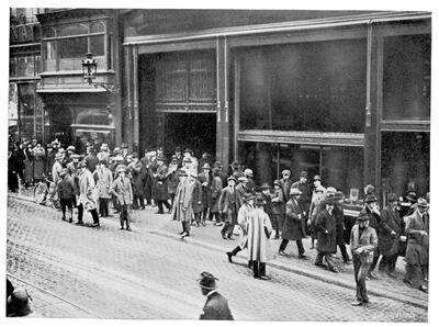 Victor Horta, Het personeel verlaat de gebouwen van Wolfers Frères in de Arenbergstraat, 1925