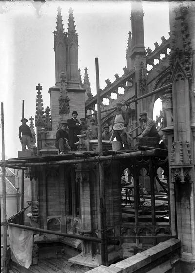 Werklieden op de stellingen rond de balustrades en pinakels aan de koorpartij, ca. 1900, Antwerpen, Fotomuseum, Onze-Lieve-Vrouwekathedraal,