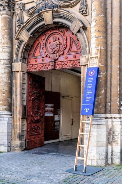 Een site met een Vlaamse Meester in Situ herken je aan de ladder aan de ingang Sint-Jan Baptist ten Begijnhofkerk, Brusse