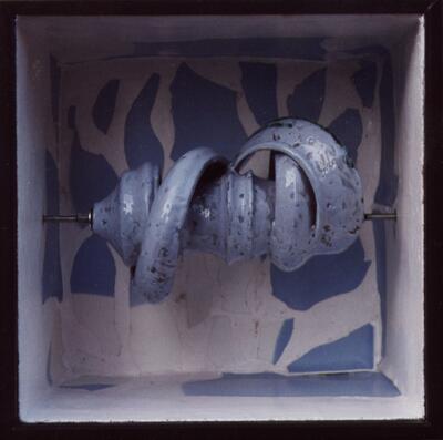 Reinhilde Van Grieken, Waterballet, 2002, geglazuurd steengoed en porselein, 32 x 32 x 26 cm WERK UIT TE LENEN BIJ KUNST IN HUIS