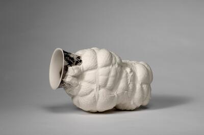 Reinhilde Van Grieken, Ma Cocotte, 2013, porselein, 24 x 14 cm